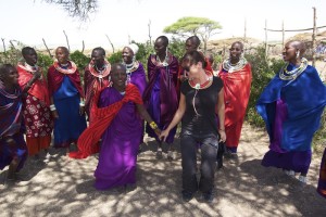Jurgita dancing with a group of Masai-woman close to Serengeti.